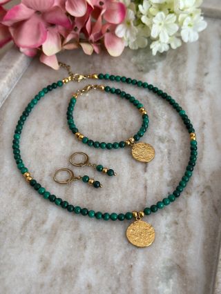 ✨ Kolekce Nemeria ✨ Ručně vyrobené náušnice, náhrdelník a náramek z malachitu s originálním přívěskem, který přitahuje...