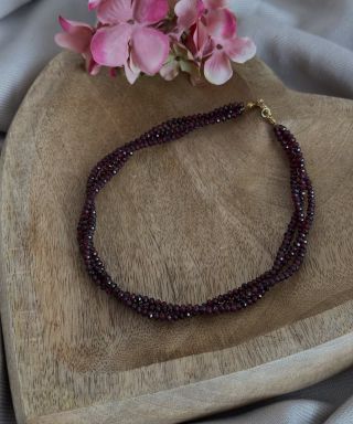 ✨ Originální trojitý náhrdelník z granátu. Jedinečný šperk, který dokonale povznese každý outfit. 🤩 Více originálních...