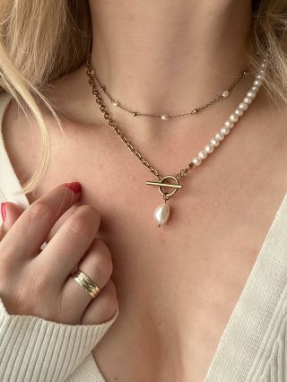 Kombinace perlových náhrdelníku Mary a Pearline. 🤍Minimalistické a jemné vrstvení. 🐚 #perly #sperky #nahrdelniky...