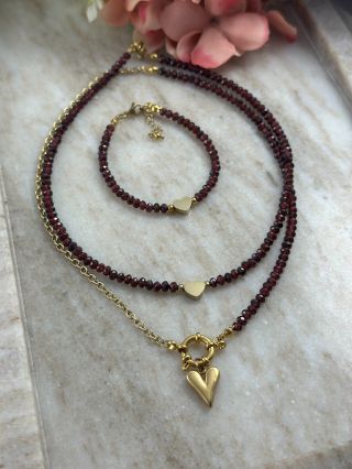 Zářit s elegancí a silou granátu. ♥️ Ručně vyráběné náhrdelníky z pravých kamenů – pro ženy, které vědí, co chtějí. ✨...