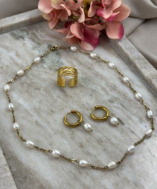 ✨ Ručně vyrobený perlový náhrdelník Lisa je zdoben pravými sladkovodními perlami, které mu dodávají jedinečný půvab....