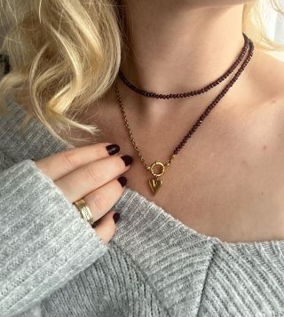 🎁 Vánoce se blíží a s nimi chvíle, kdy dáváme dárky od srdce. 🎁 Originální náhrdelník s granátem může být tím pravým –...