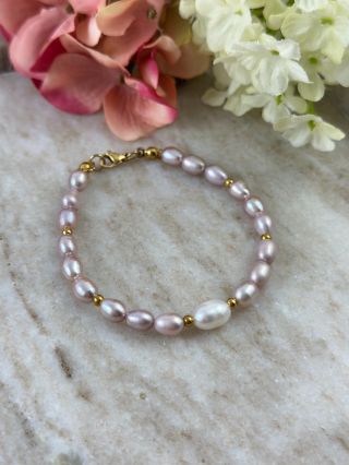 Objevte nové náramky z pravých perel a minerálů. ✨ Na e-shopu si nyní můžete vybrat tři náramky a zaplatit jen dva. ♥️...