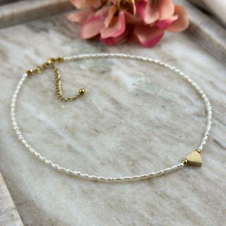 Jemný perlový náhrdelník Hannah. 🤍 Vyroben z pravých mini sladkovodních perel.Šperk, který se hodí naprosto ke všemu. ♥️...