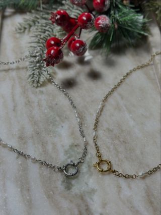 Ručně vyrobené náhrdelníky zdobené pravými sladkovodními perlami . 🐚🤍 Dostupné ve zlatém a stříbrném odstínu. ✨ #perly...